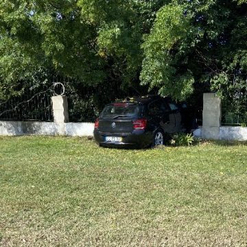 Carro choca com edifício das piscinas