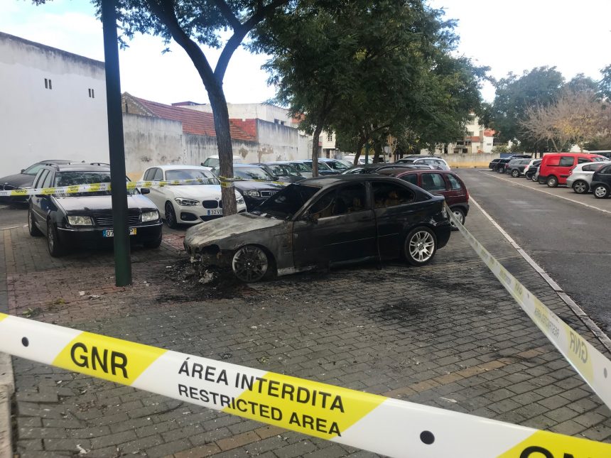 Carro arde de madrugada