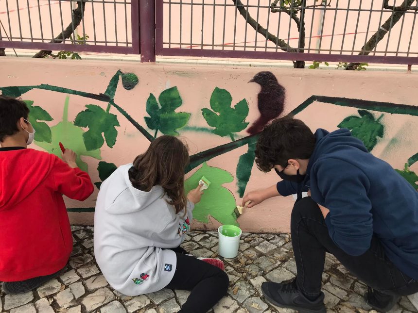 Alunos pintam escola