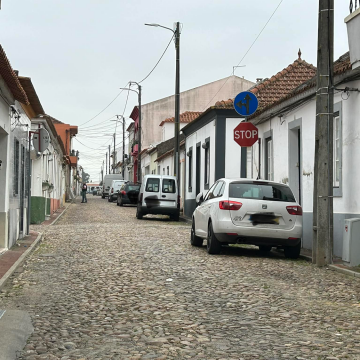 Câmara testa faixas em alcatrão na Tróia