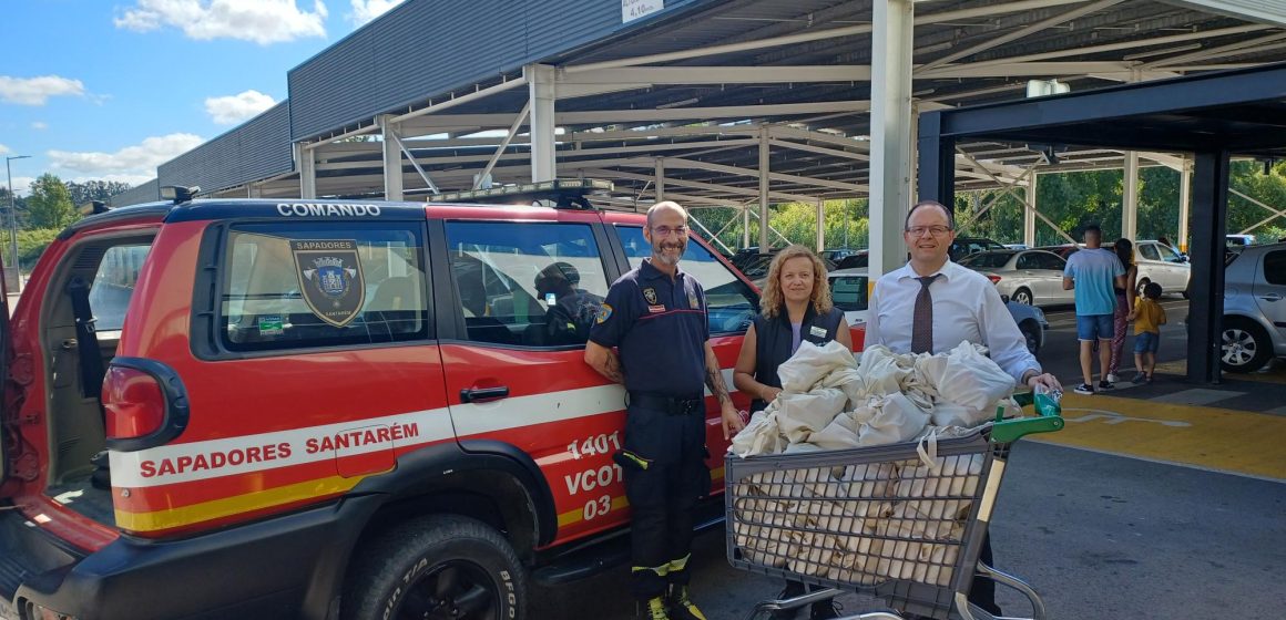 Cadeia de supermercados doa cabazes de bens essenciais aos bombeiros de Santarém