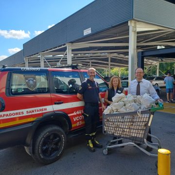 Cadeia de supermercados doa cabazes de bens essenciais aos bombeiros de Santarém