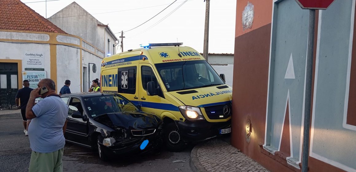 Ambulância dos Bombeiros da Golegã envolvida em acidente