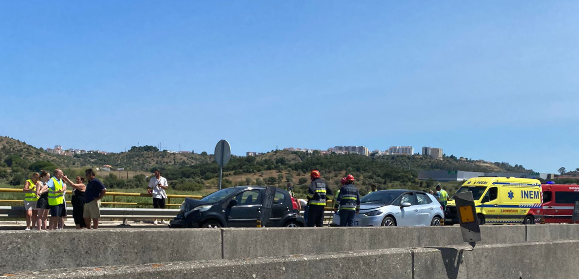 Acidente com cinco carros provoca quatro feridos no IC10